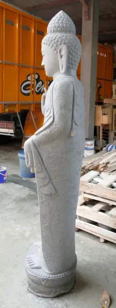 Artikelbild 6 des Artikels “Stehender Buddha mit floraler Schnitzerei, Abudaya-Stellung. 47 x 35 x 180 cm. Naturstein (Flussstein), Steinmetzarbeit “